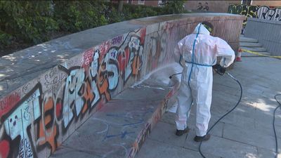 Nuevo servicio de SELUR: Una patrulla antigrafitis que limpiará las pintadas de las calles de Madrid capital