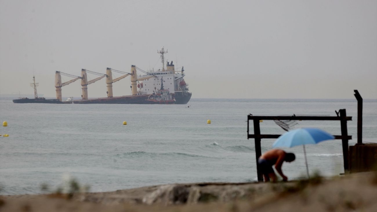 El buque accidentado, semihundido en la Bahía de Algeciras