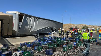 Grave accidente en la A-4 con un turismo atrapado y un camión que ha perdido su carga de cervezas