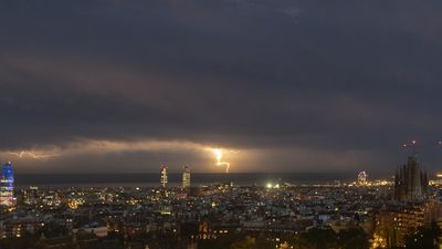 Dos heridos, uno crítico y otro leve, por caídas de árboles en Cataluña