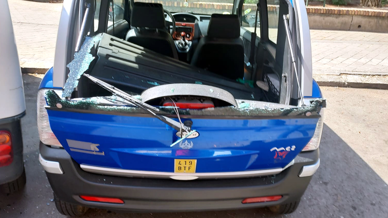 Revientan las lunas de los vehículos con adoquines que arrancan del suelo en Usera