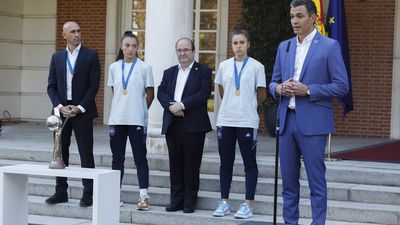 Pedro Sánchez recibe en la Moncloa a la Selección Española Femenina de Fútbol Sub'20 tras ganar el Mundial