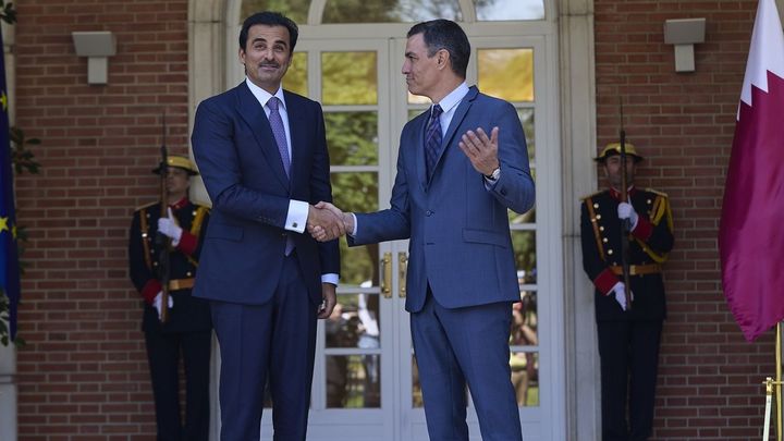 El Emir de Qatar, Tamim bin Hamad Al Thani (i) y el presidente del Gobierno, Pedro Sánchez / Europa Press