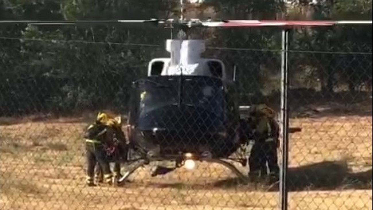 Varios bomberos se suben a un helicóptero en Majadahonda