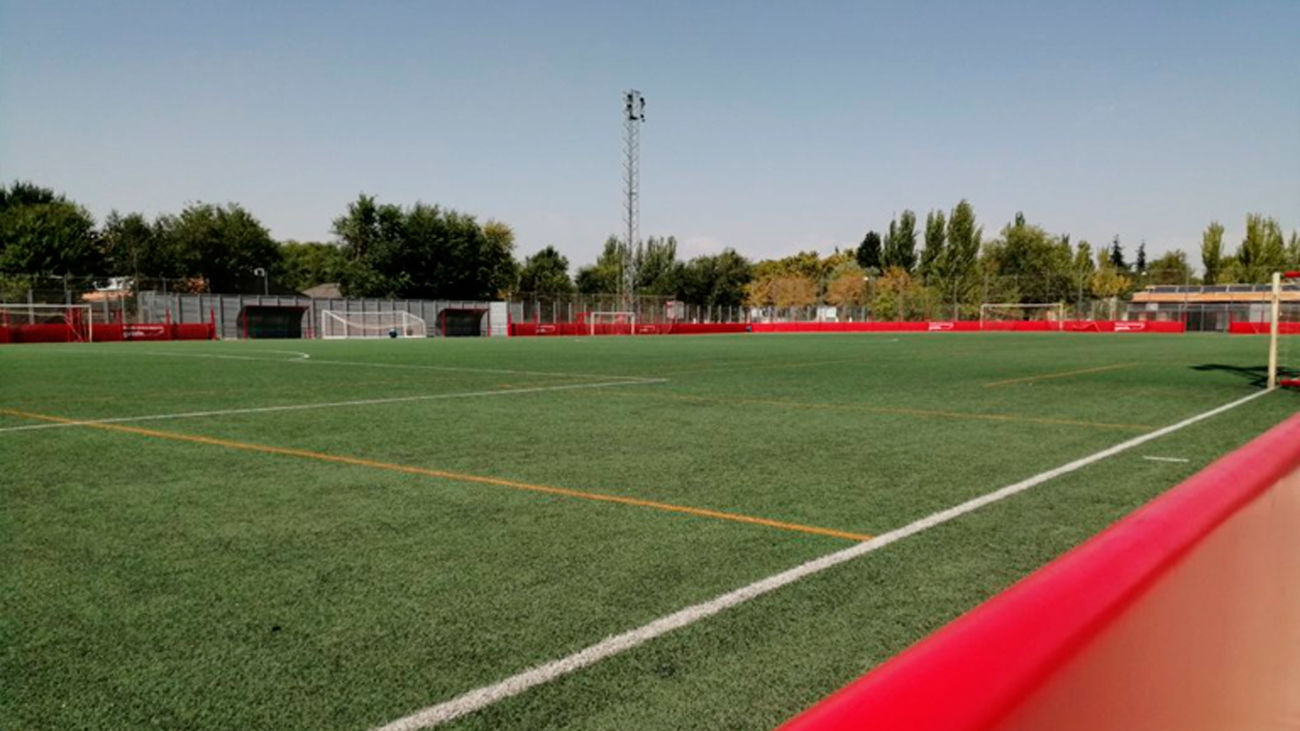 Campo de fútbol de césped artificial en una instalación municipal de Getafe