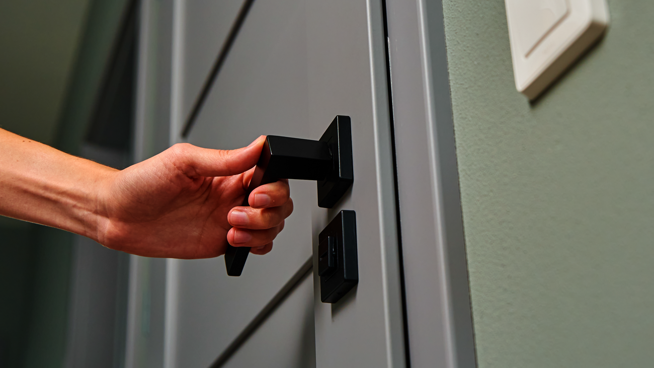 Así es una habitación del pánico con puerta acorazada y cristales antibalas