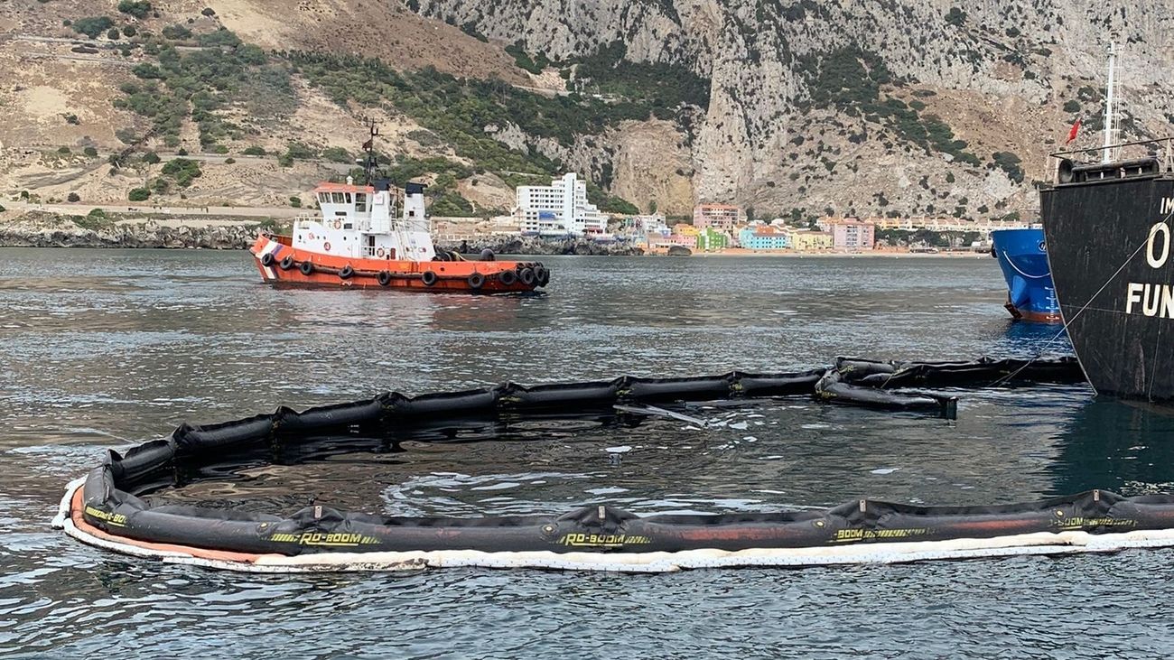 Barrera de contención junto a el barco embarrancado en la Bahía de Algeciras