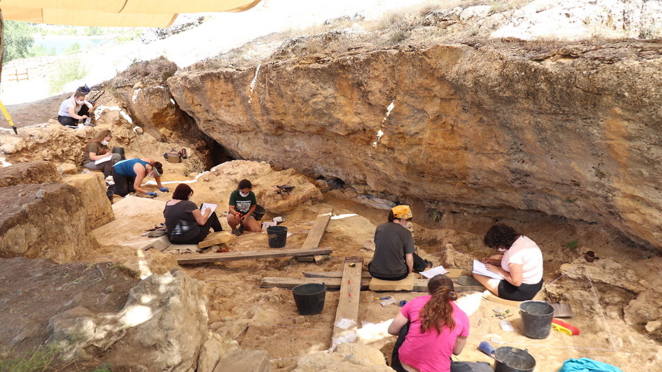 Excavación en el Abrigo de Navalmaíllo, en Pinilla del Valle