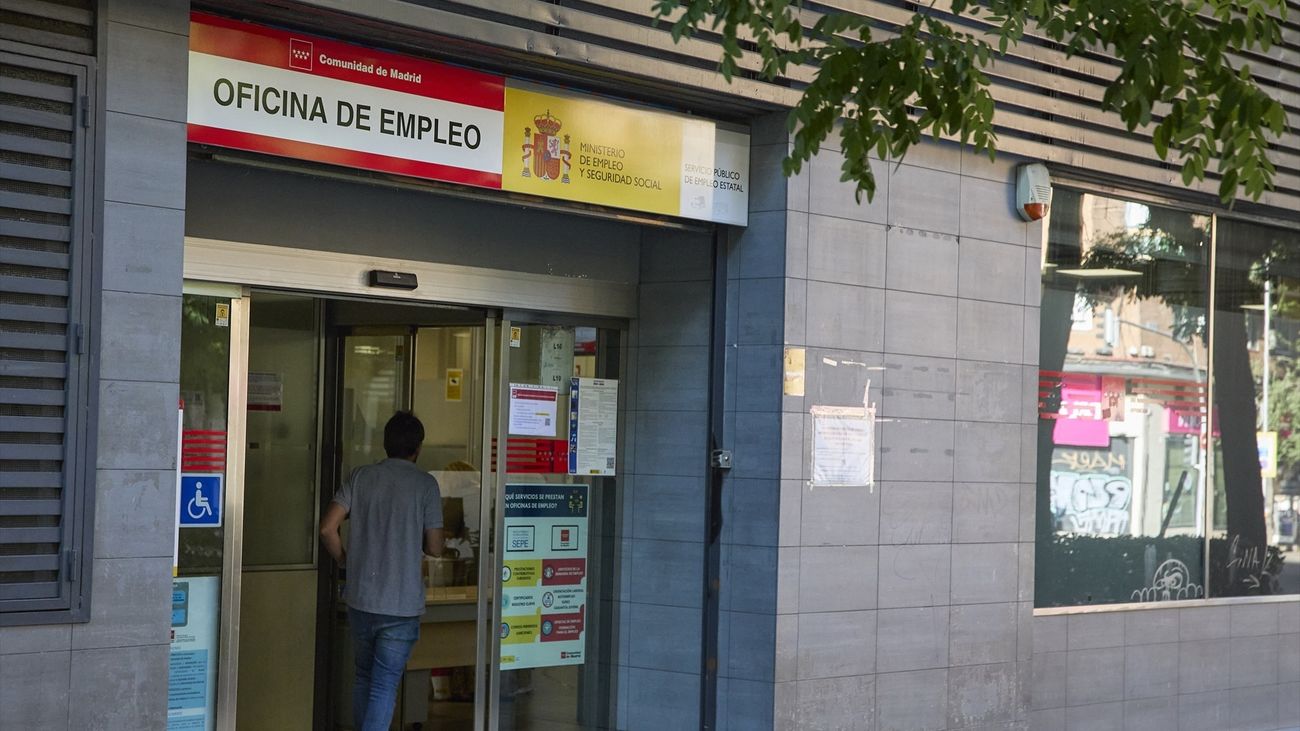 Un hombre entra en una oficina de empleo de la Comunidad de Madrid