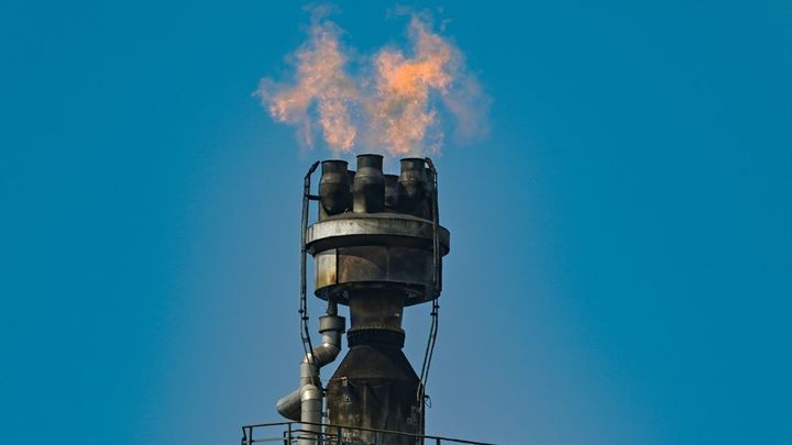 La producción de petróleo registró la mayor caída de la historia en marzo