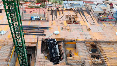 Sale ileso de milagro tras precipitarse con su coche desde una altura de 5 metros y caer en unas obras