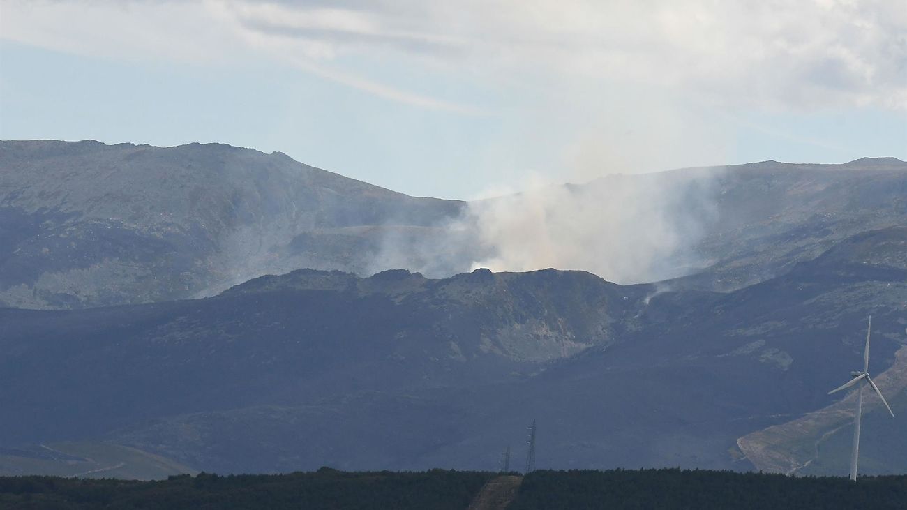 Vista del incendio del campo de tiro del Teleno este jueves