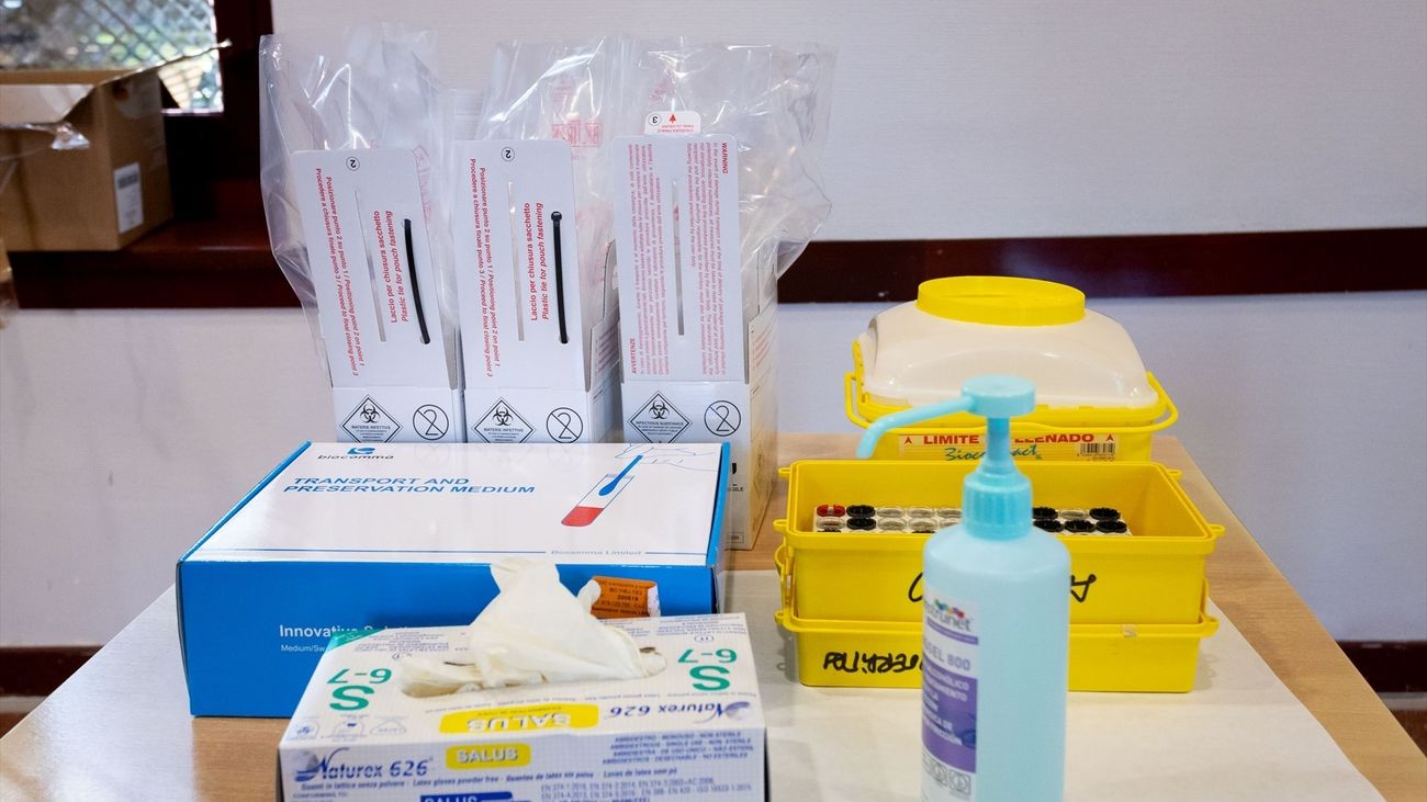 Material e hisopos para realizar pruebas PCR