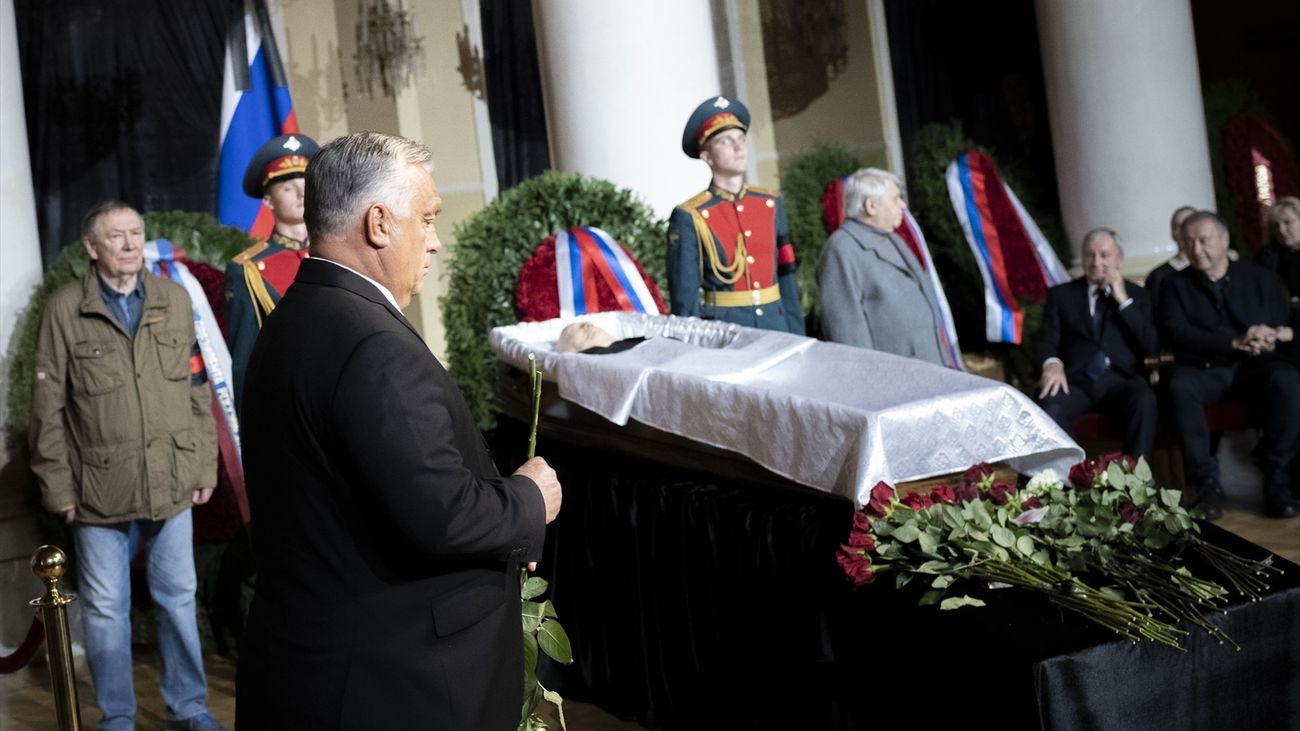 El presidente húngaro Viktor Orban frente al ataúd de Mijaíl Gorbachov
