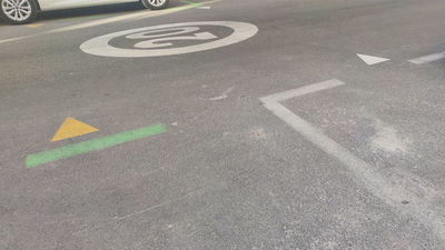 Qué son los triángulos pequeños pintados en el suelo de algunas calles de Madrid