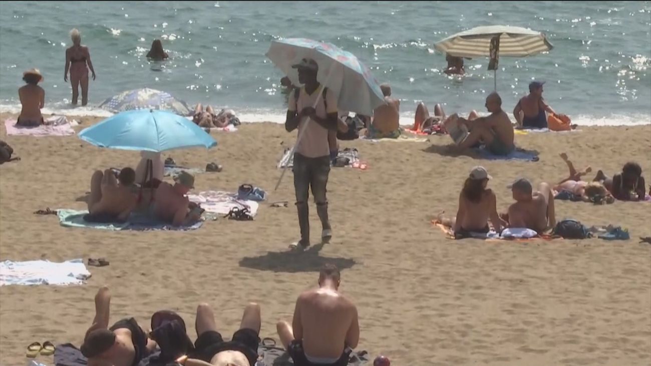 Mojitos, masajes, pareos y ahora alquiler ilegal de sombrillas en la playa de Barcelona