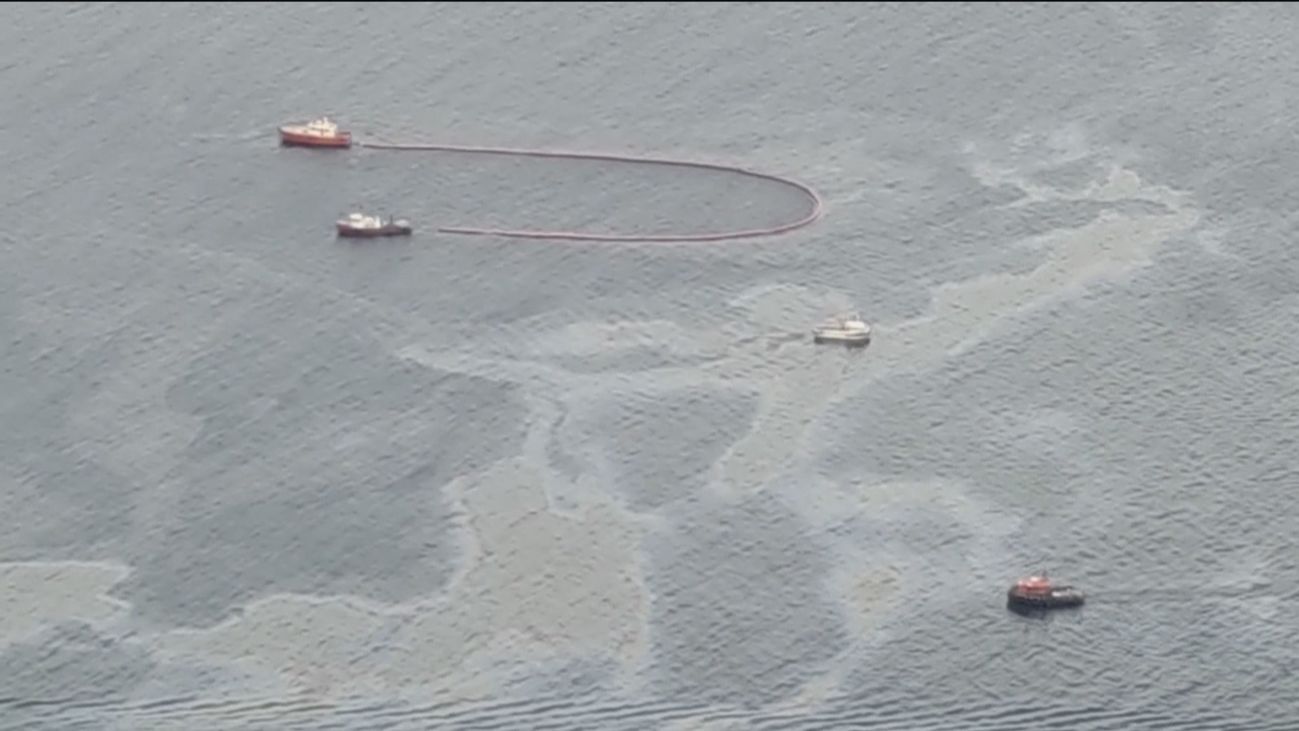Gibraltar detecta manchas 'sospechosas' de fuel en la playa de Sandy Bay