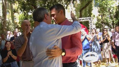 Abrazo entre Espadas y Sánchez, a pesar de sus diferencias por el indulto a Griñán