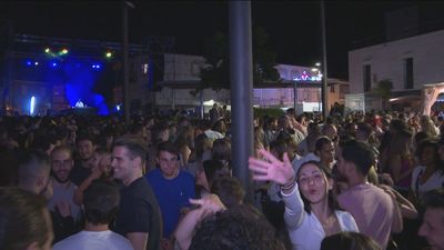 Fiesta del sábado noche en Pozuelo de Alarcón, el pueblo a rebosar