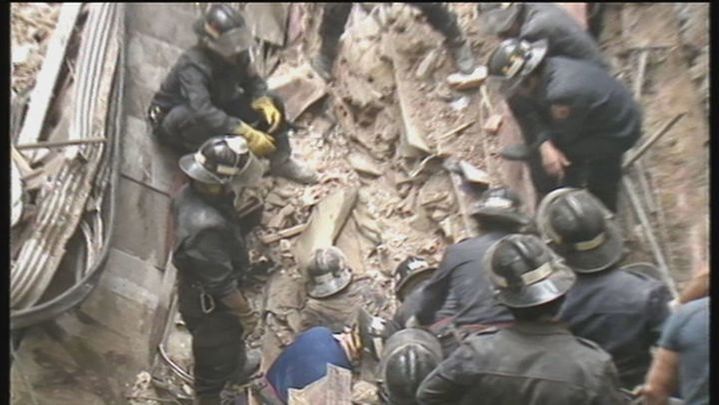 Bomberos buscan entre los escombros a sus compañeros desaparecidos / TELEMADRID