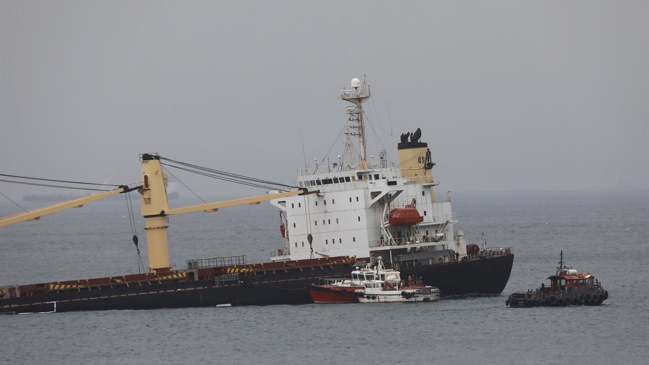 El OS35, varado y escorado tras colisionar en la Bahía de Algeciras