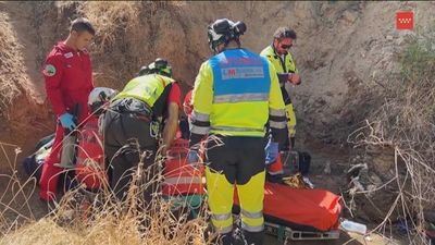 Una mujer muy grave tras precipitarse con su bicicleta por un terraplén de 8 metros en Villaviciosa
