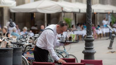 La economía española avanza hacia la recesión por el leve crecimiento de los servicios en agosto, según PMI