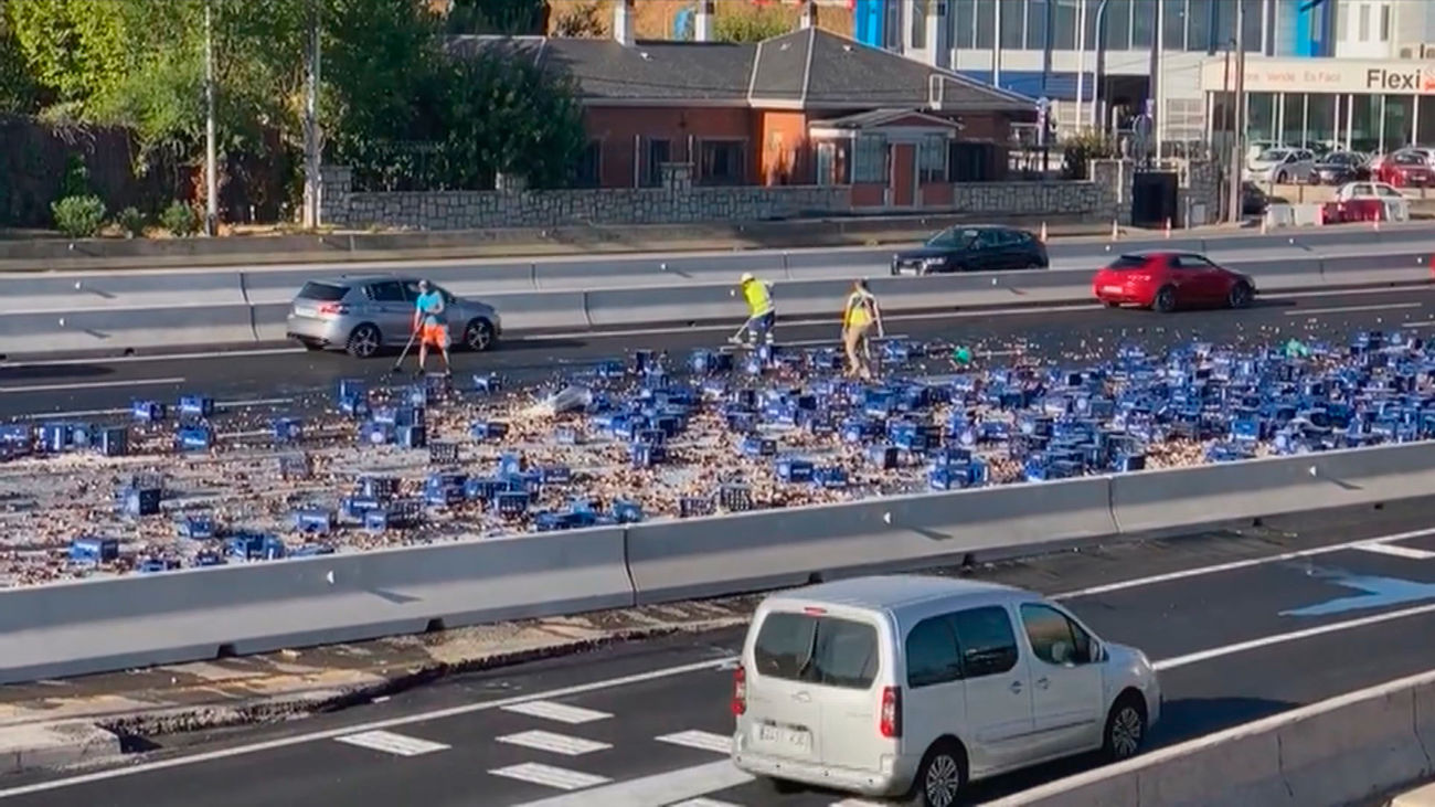 Un camión de cerveza pierde el control de sy vehículo y vuelca su carga en la A-6 de Madrid