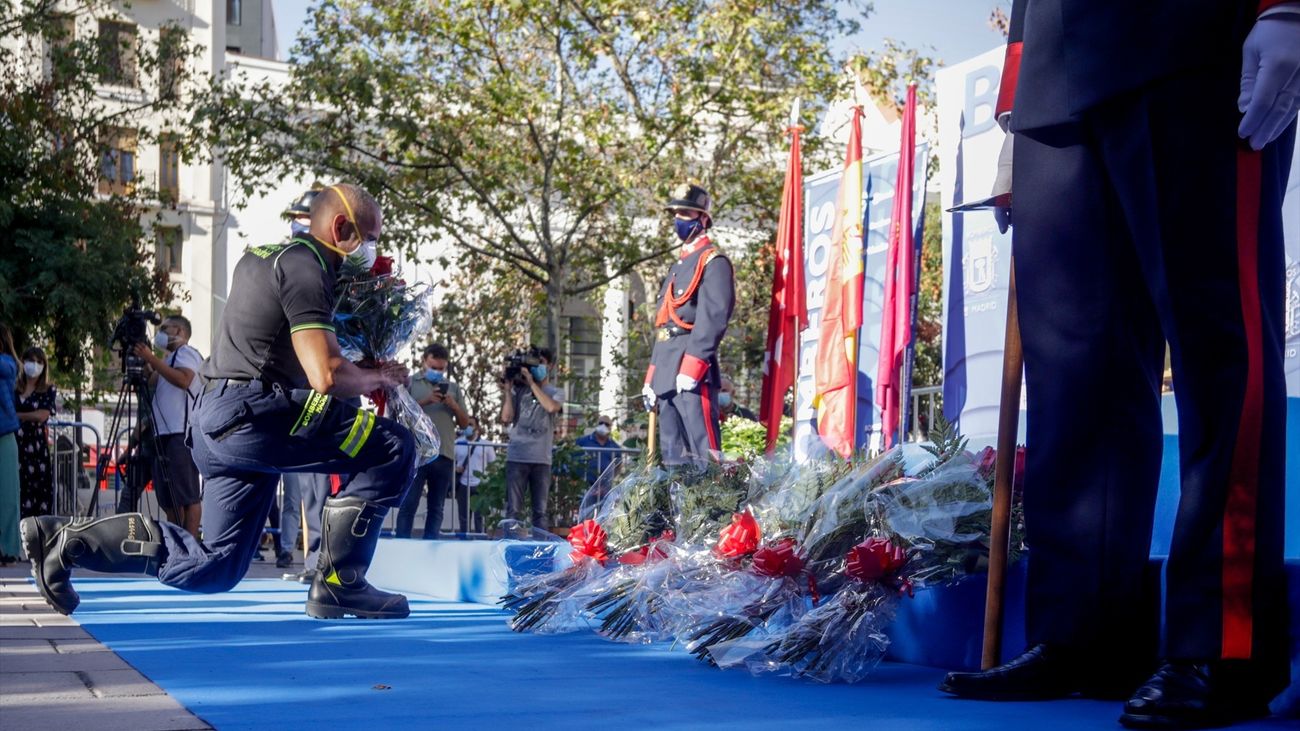 130 rosas recuerdan a los bomberos muertos hace 35 años  en incendio de Almacenes Arias