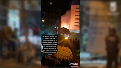 Un vecino graba los primeros instantes de la explosión de gas en un bar de Carabanchel