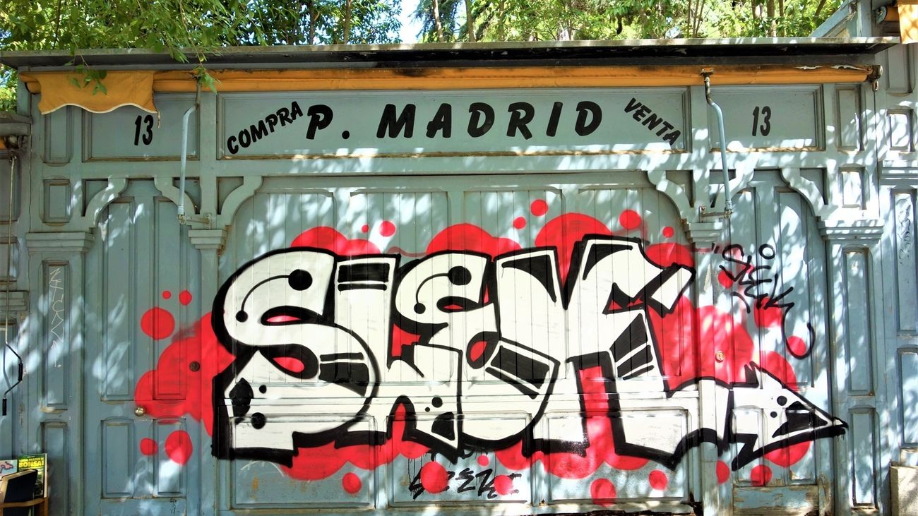 Graffiti en una caseta de la Cuesta de Moyano