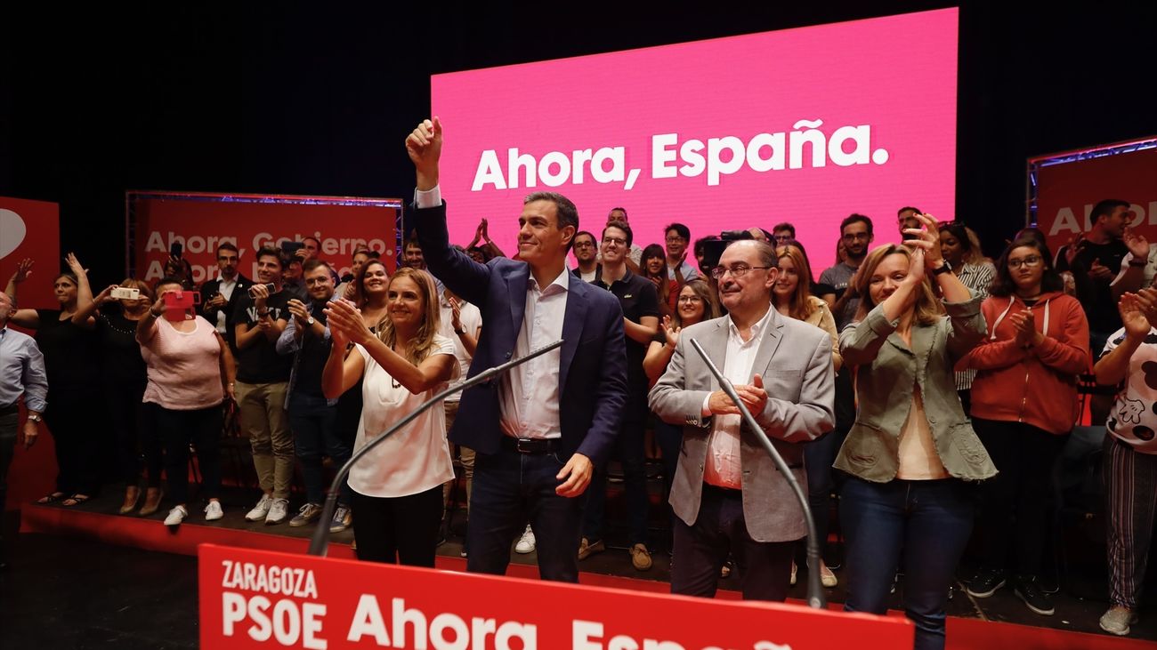 Pedro Sánchez con los aragoneses Pilar Alegría y Javier Lambán en una imagen de archivo de un acto del PSOE en Zaragoza