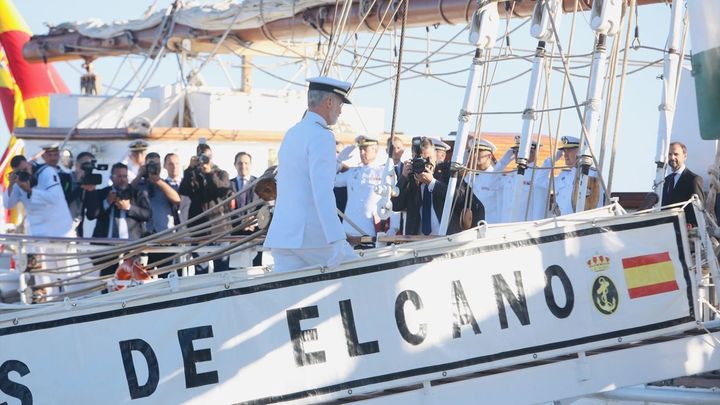 Felipe VI a su subida al buque escuela 'Elcano' / Europa Press