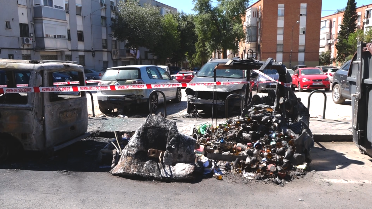Queman dos contenedores y cuatro vehículos en Villa de Vallecas