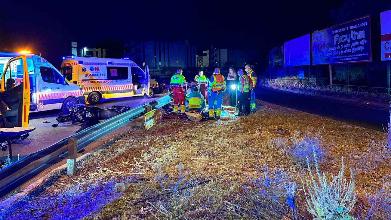 Un motorista de 59 años, grave tras impactar contra el quitamiedos de la M-511 en Pozuelo de Alarcón