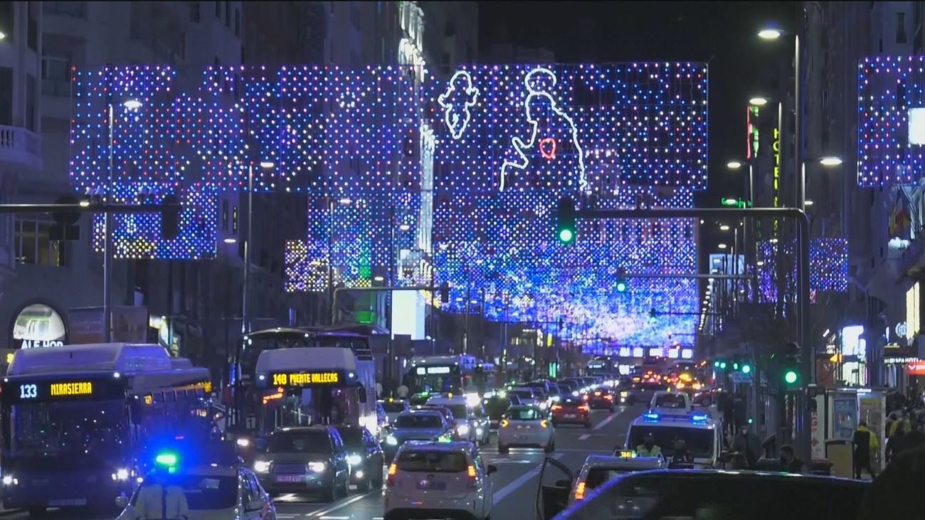 El Ayuntamiento de Madrid comienza con la instalación de las luces de Navidad