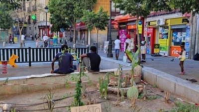 Vecinos de Lavapiés reconstruyen el Huerto Urbano Vecinal Gloria Fuertes