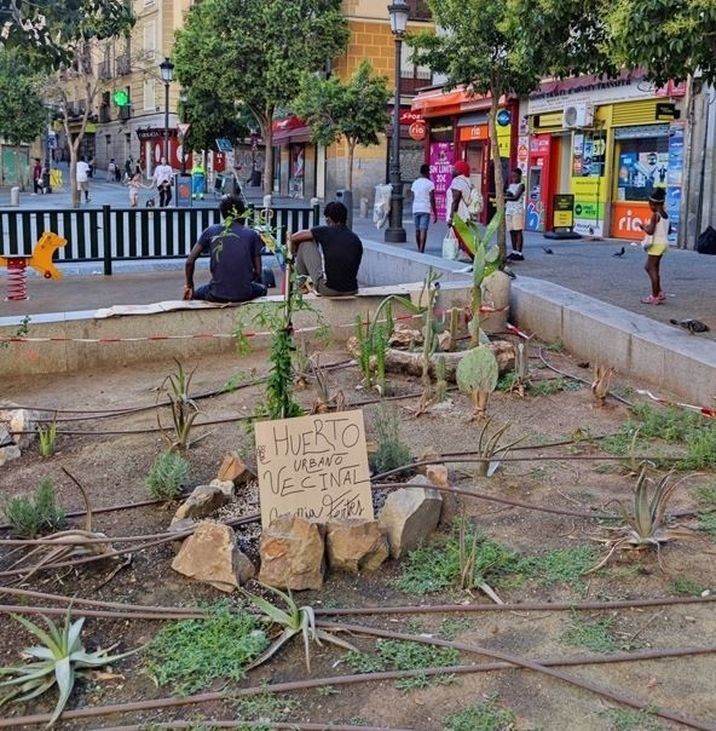 Vecinos de Lavapiés reconstruyen el Huerto Urbano Vecinal Gloria Fuertes