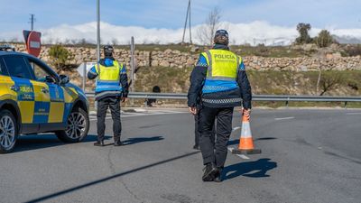 La Policía de Colmenar vigila distracciones al volante para evitar accidentes