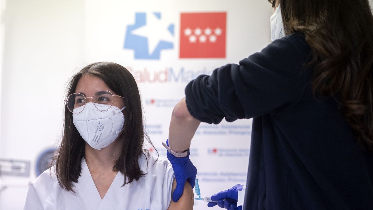 Una sanitaria del Centro de Salud Pozuelo de Alarcón recibe la vacuna contra la gripe