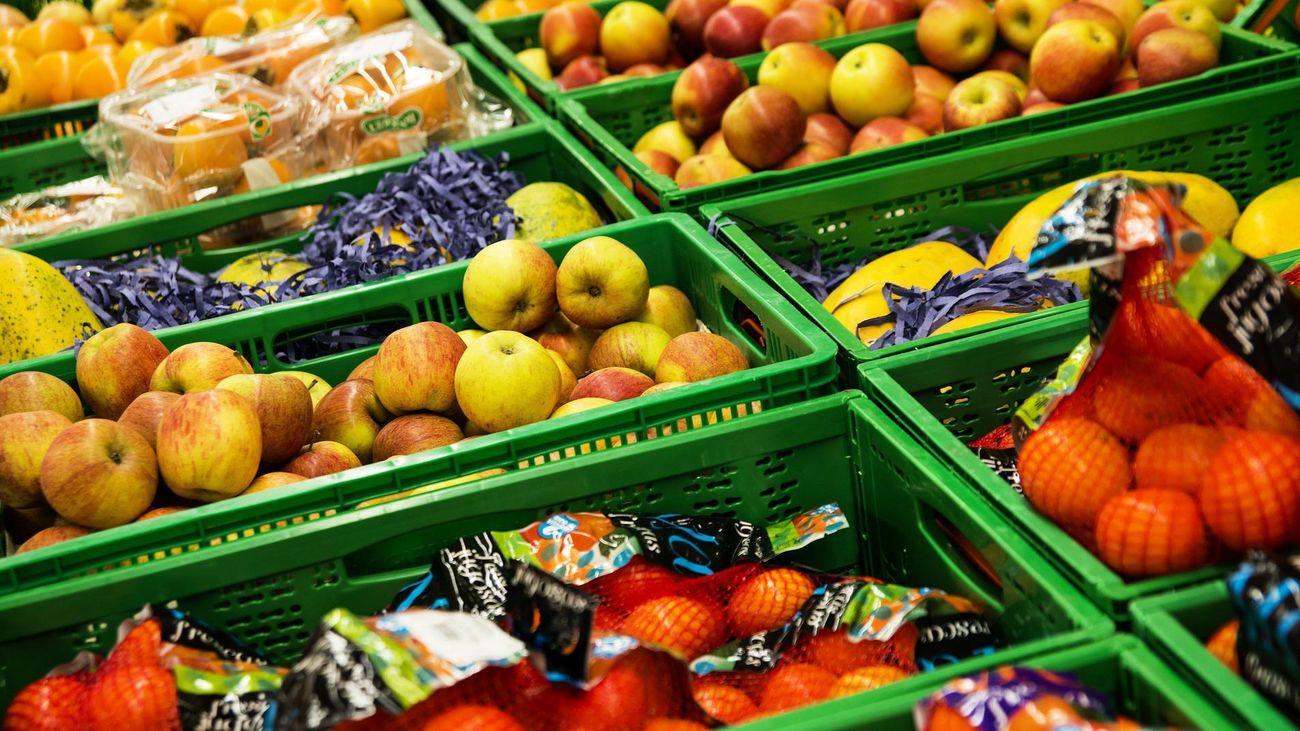 Expositor de frutas en un supermercado
