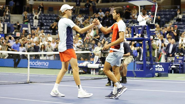 Alcaraz choca su mano con Sinner tras un partidazo en cuartos del US Open / EFE
