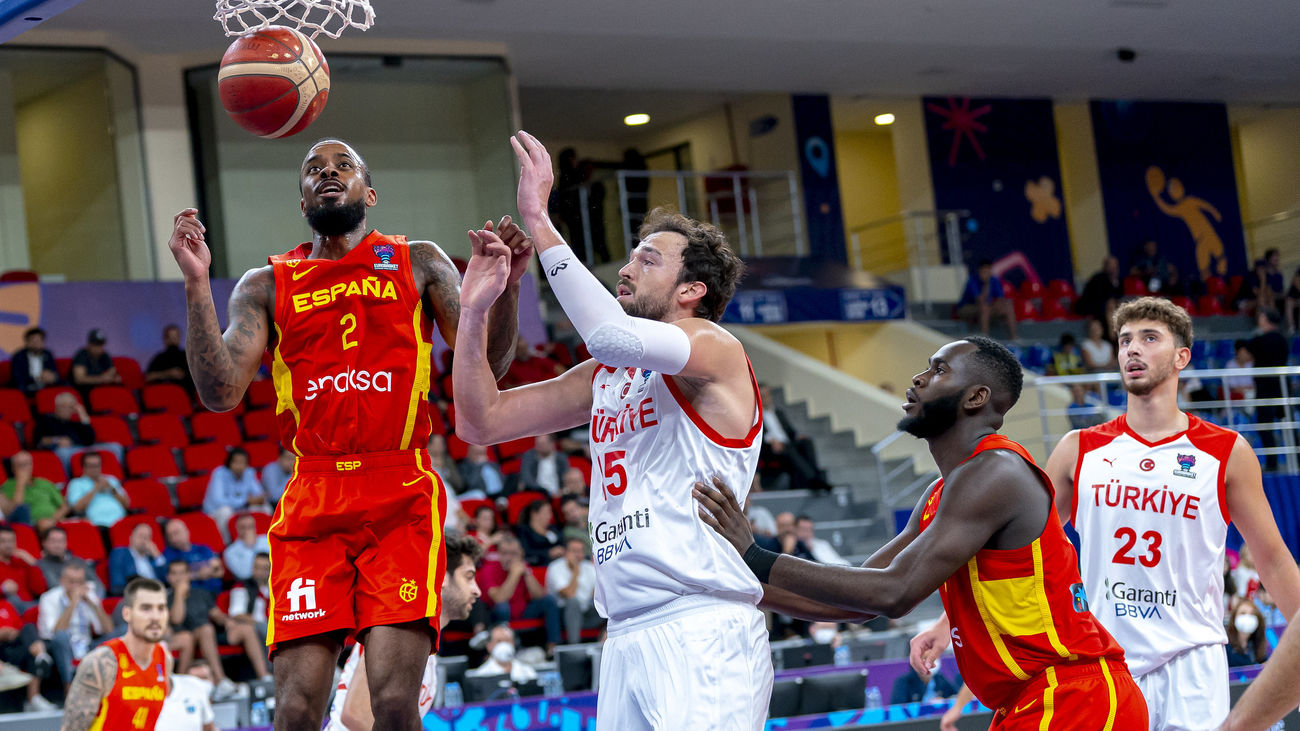España sufre ante Turquía pero acaba primera de grupo tras ganar 69-72