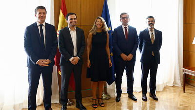 Díaz y Garzón reclaman a las grandes cadenas limitar los precios de alimentos básicos hasta enero