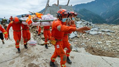 Aumentan a 82 los fallecidos por el terremoto en el centro de China