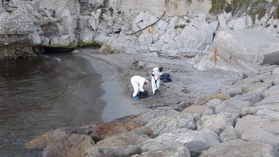 Llegan restos del vertido del buque varado en Gibraltar a una playa del Peñón