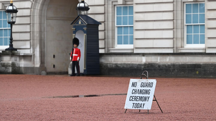 El cambio de guardia en Buckingham se ha suspendido / BBC
