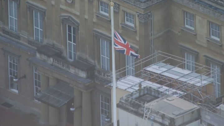 La bandera del Reino Unido a media asta en el palacio / REDACCIÓN