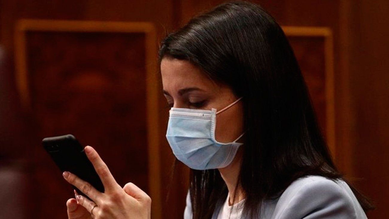 Inés Arrimadas consulta su móvil en el Congreso de los Diputados
