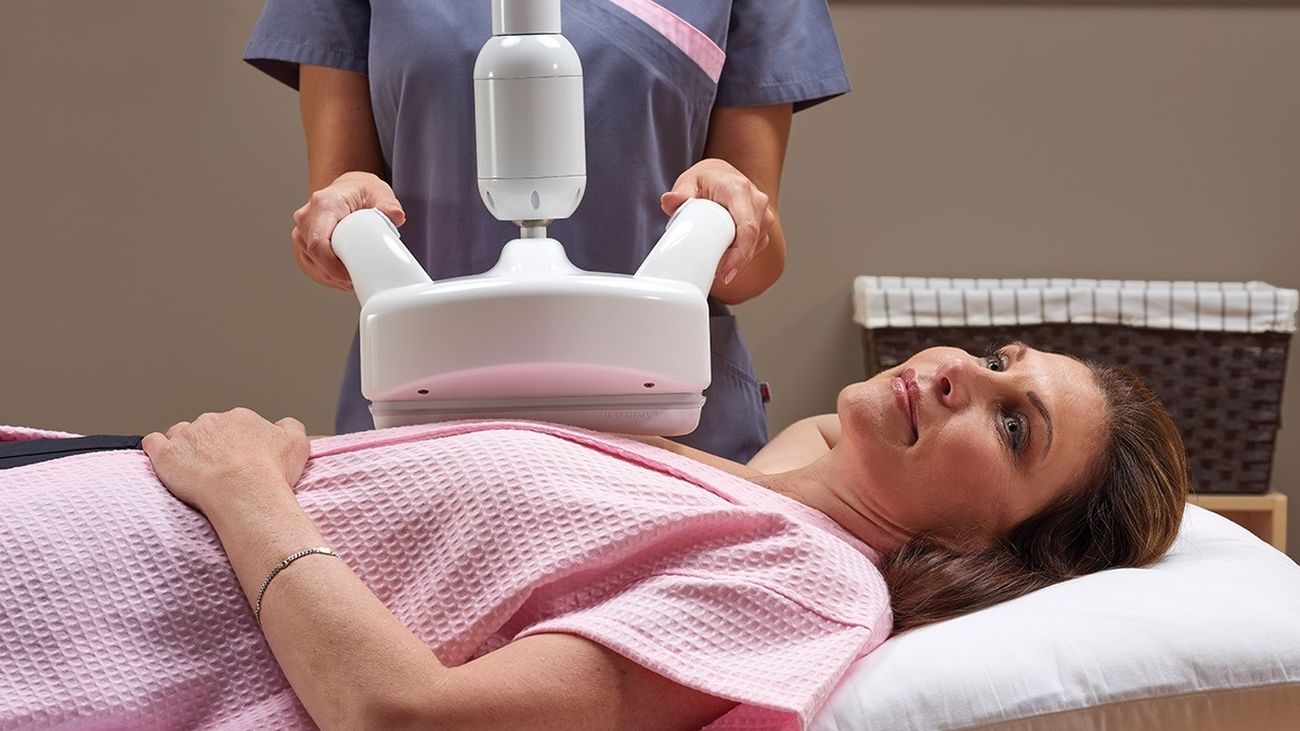 Una mujer es explorada con un ecógrafo para la detección precoz del cáncer de mama